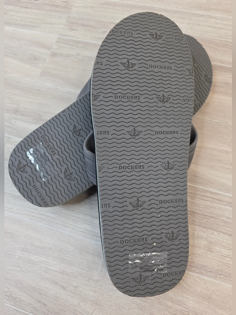 New Mens 11/12 Dockers Gray and Black Flip-Flop Sandals